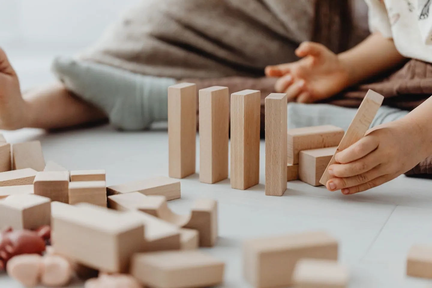 Manos construyendo una secuencia con bloques de madera