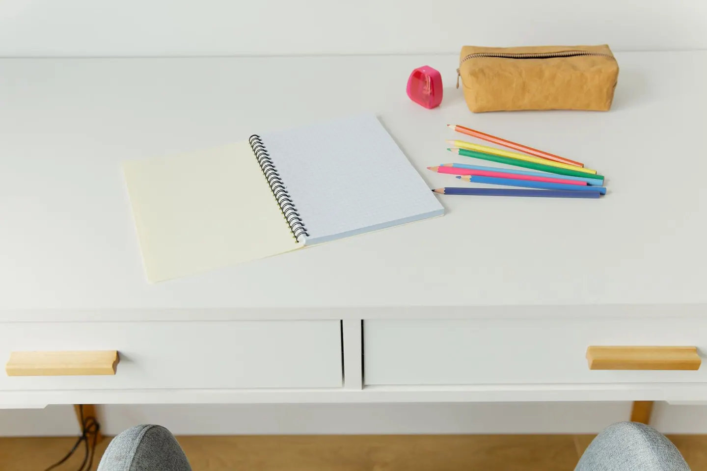 Cuaderno abierto y lápices para trabajar el aprendizaje